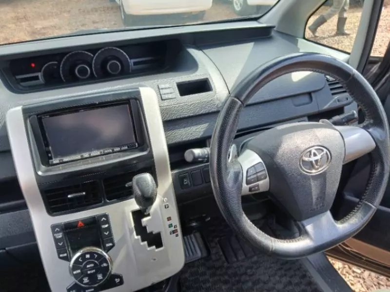 Toyota Noah   - 2010