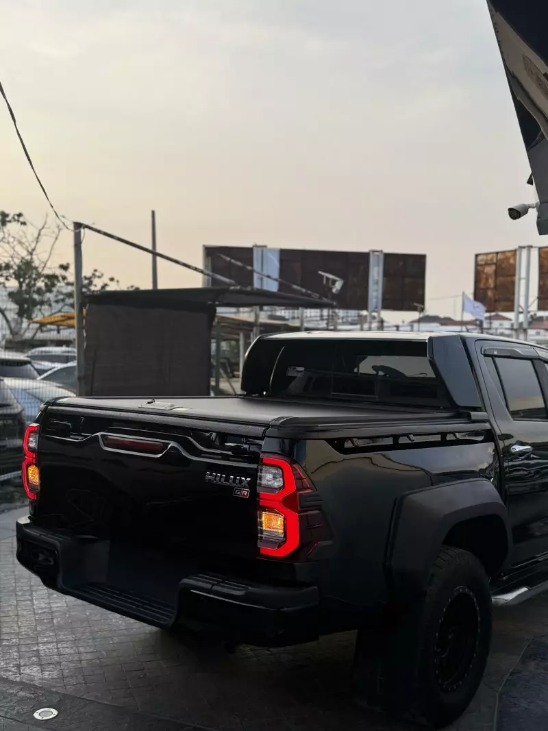 Toyota Hilux    - 2017