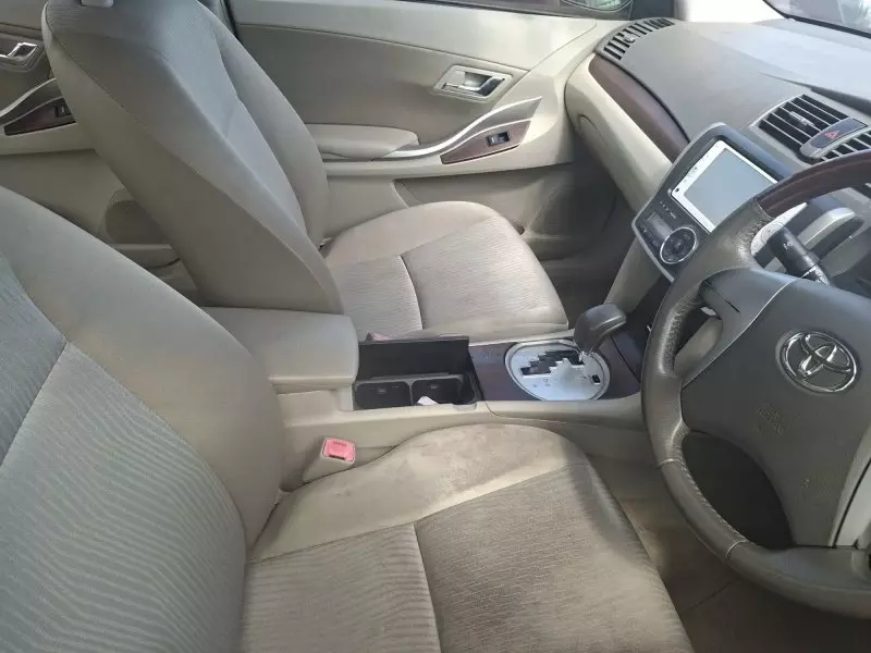 Toyota Premio    - 2013