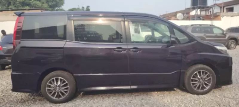 Toyota Noah   - 2014