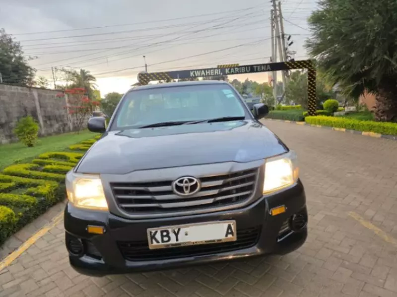 Toyota Hilux    - 2014
