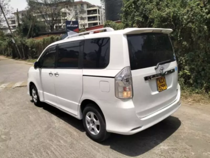 Toyota Voxy    - 2012