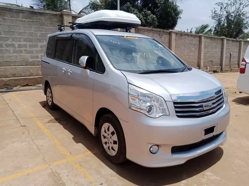 Toyota Noah   - 2011