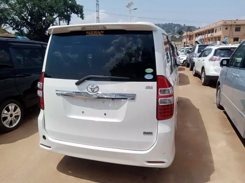 Toyota Noah   - 2012
