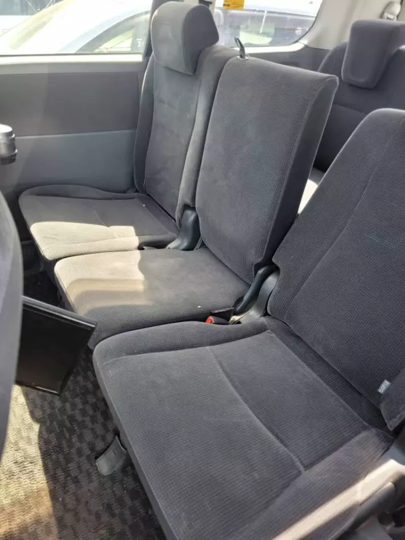 Toyota Noah   - 2009