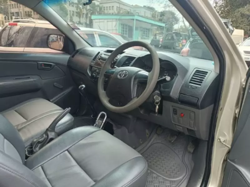 Toyota Hilux    - 2015