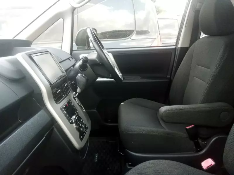 Toyota Noah   - 2013