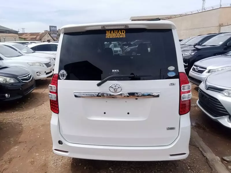 Toyota Noah   - 2012