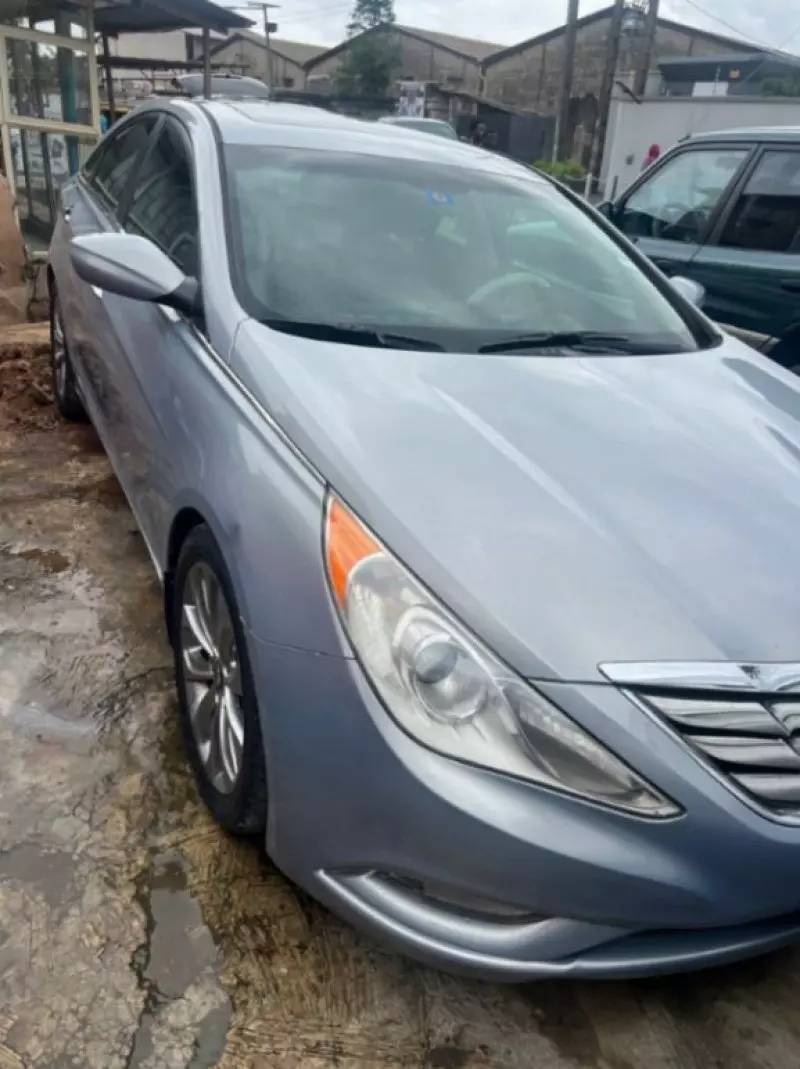 Hyundai Sonata   - 2011