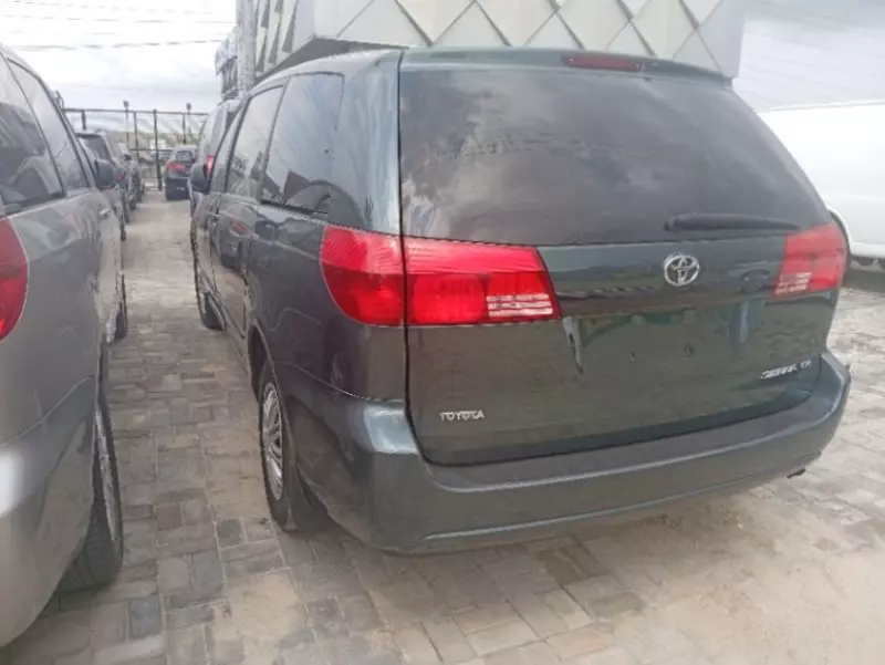 Toyota Sienna   - 2004