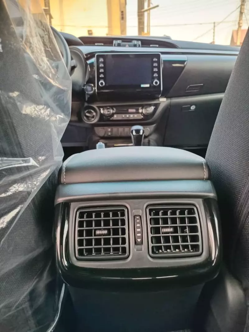 Toyota Hilux   - 2024