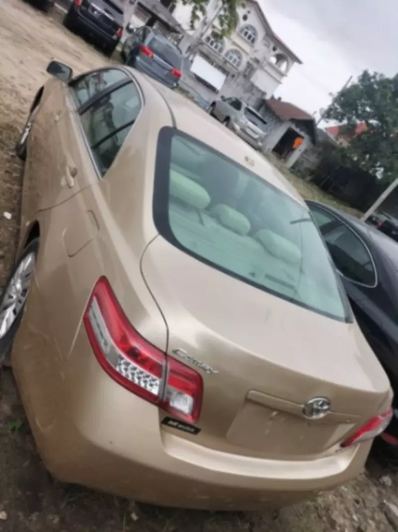 Toyota Camry   - 2011