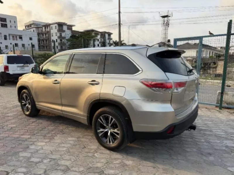 Toyota Highlander   - 2016