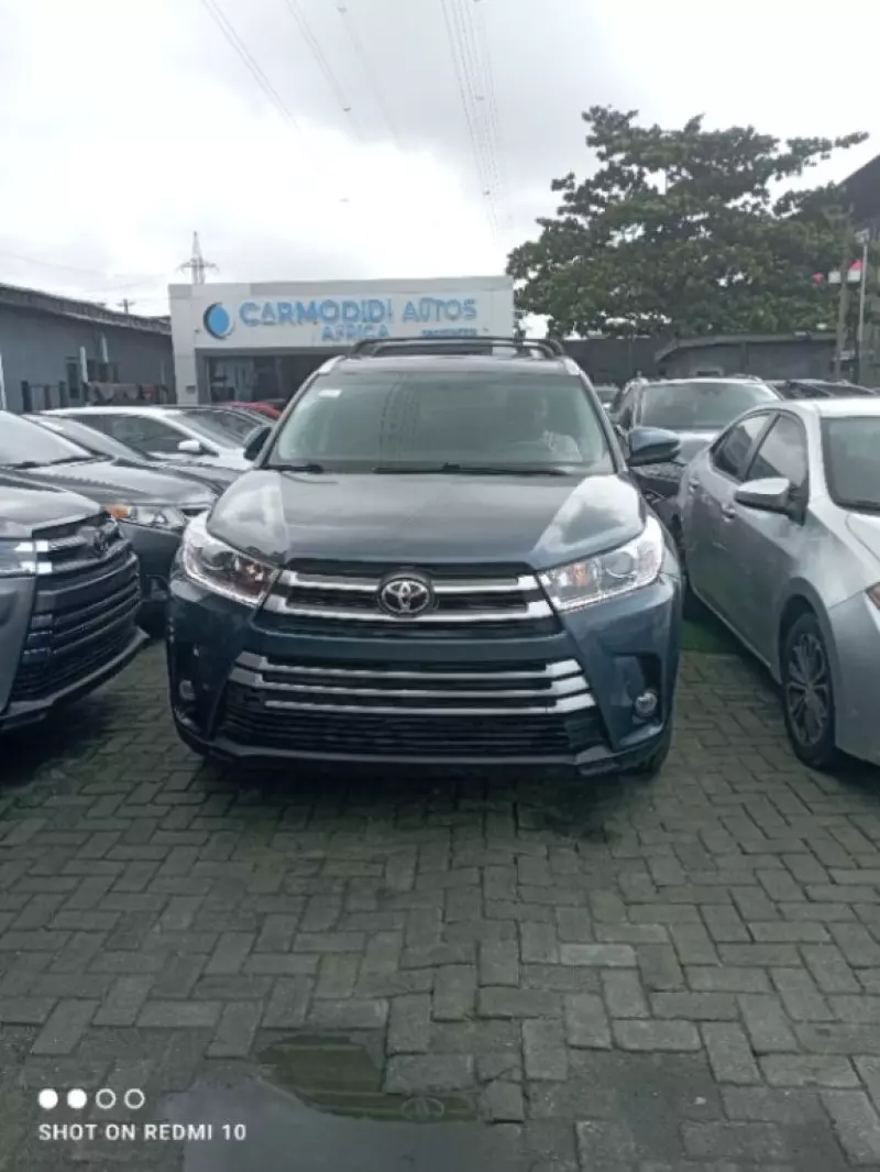 Toyota Highlander   - 2016