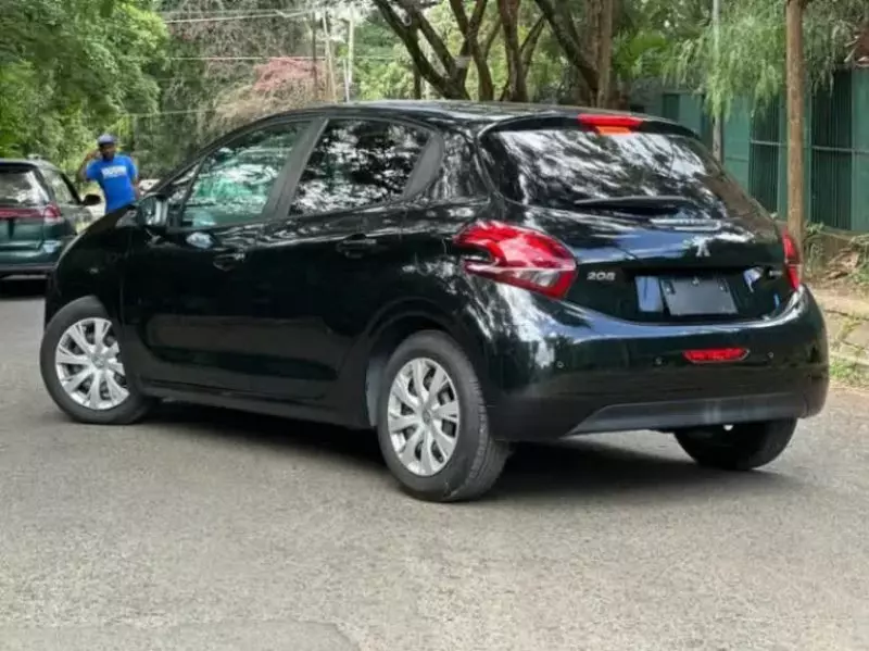 Peugeot 208   - 2017