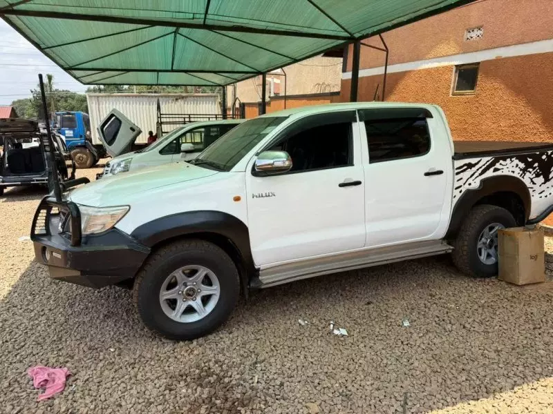 Toyota Hilux    - 2013