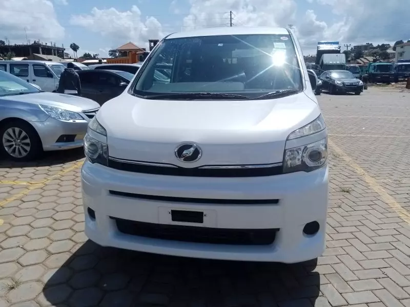 Toyota Voxy    - 2012
