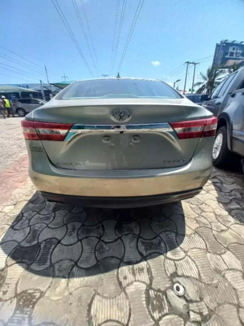 Toyota Avalon   - 2013