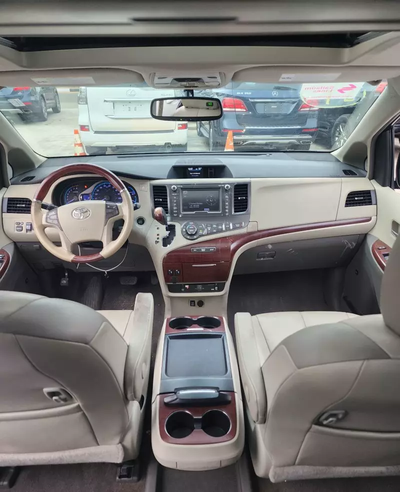 Toyota Sienna   - 2011