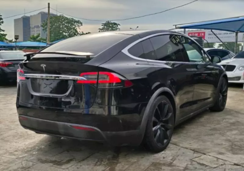 Tesla Model X   - 2017