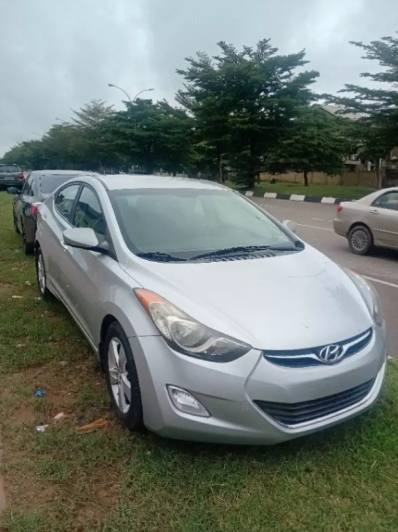 Hyundai Elantra   - 2013
