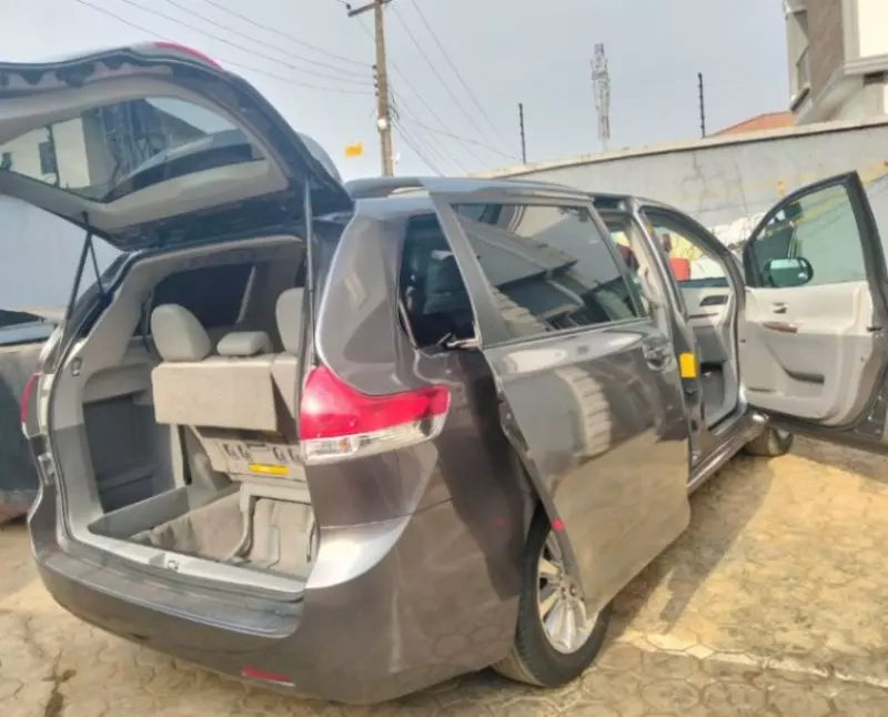 Toyota Sienna - 2011