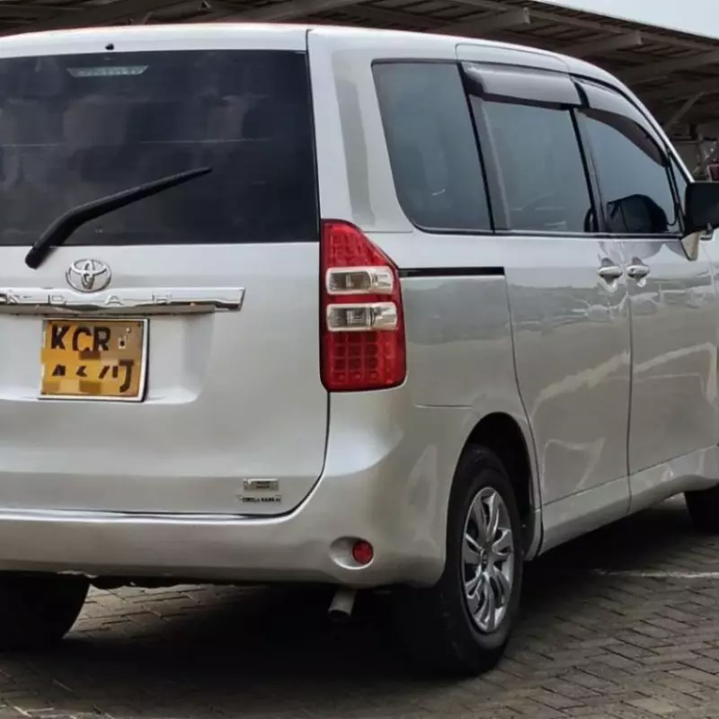 Toyota Noah   - 2011