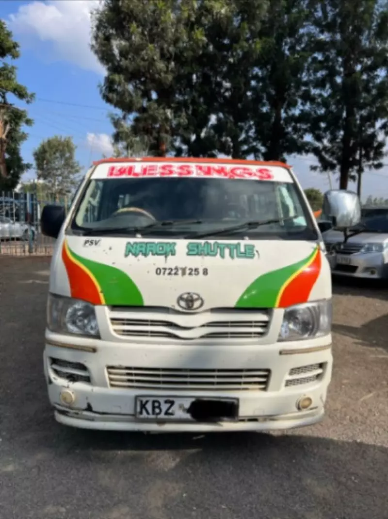 Toyota Hiace   - 2011