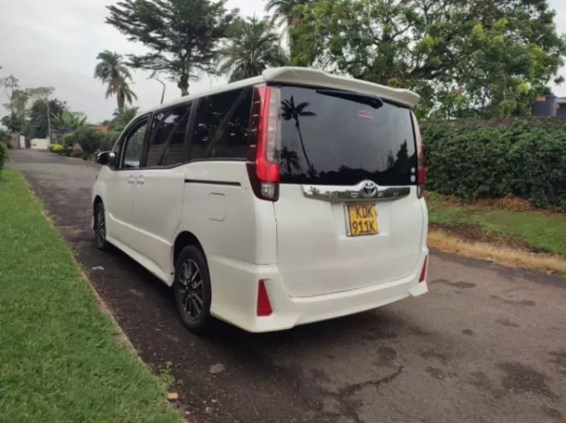 Toyota Noah   - 2015
