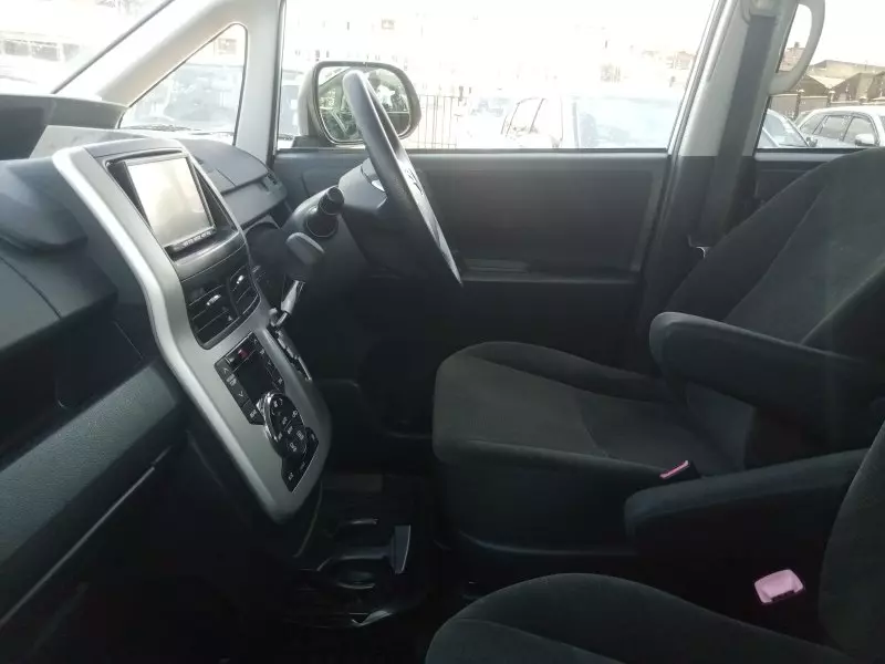 Toyota Voxy    - 2012
