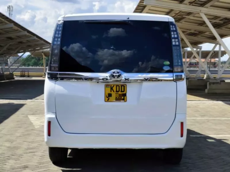 Toyota Voxy    - 2013