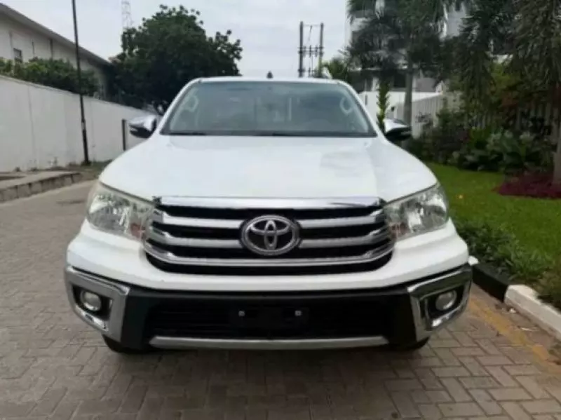 Toyota Hilux    - 2017