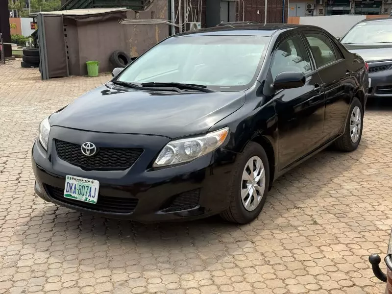 Toyota corolla   - 2010