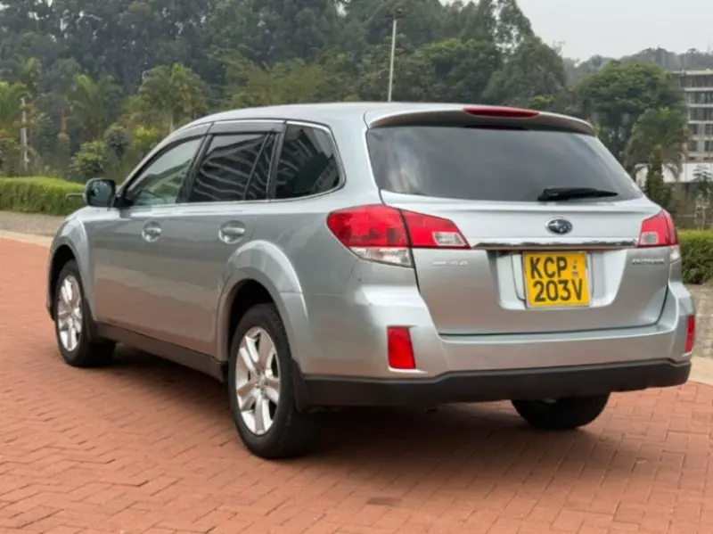 Subaru Outback   - 2011