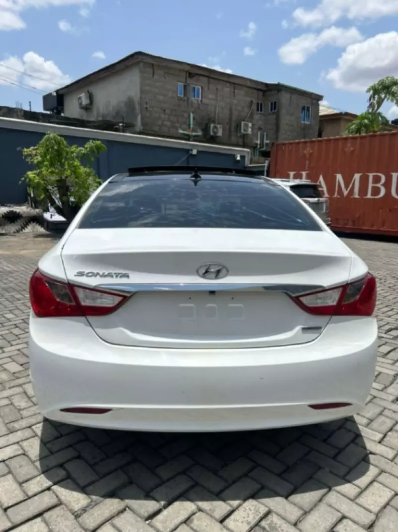 Hyundai Sonata   - 2012