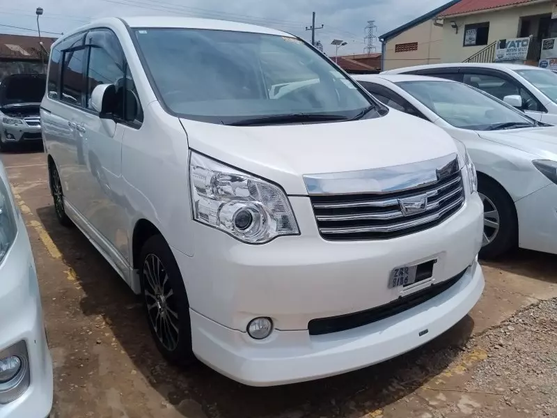 Toyota Noah   - 2011