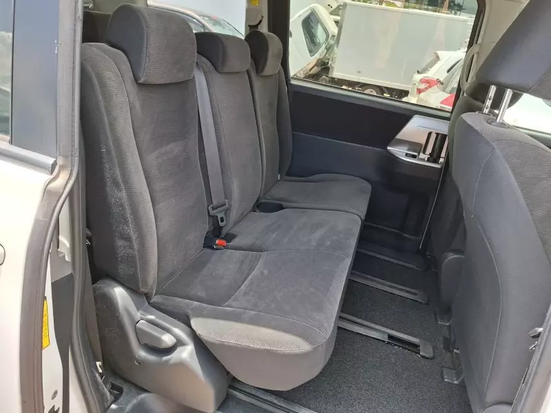 Toyota Noah   - 2012