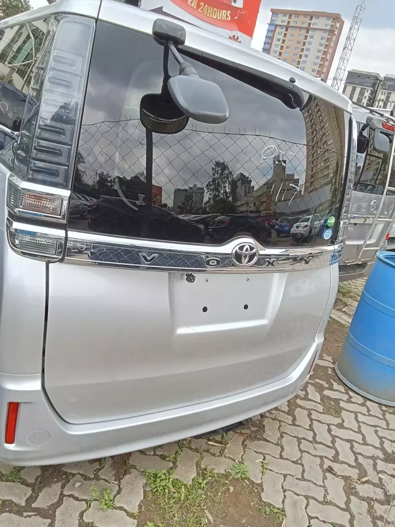 Toyota Voxy    - 2017