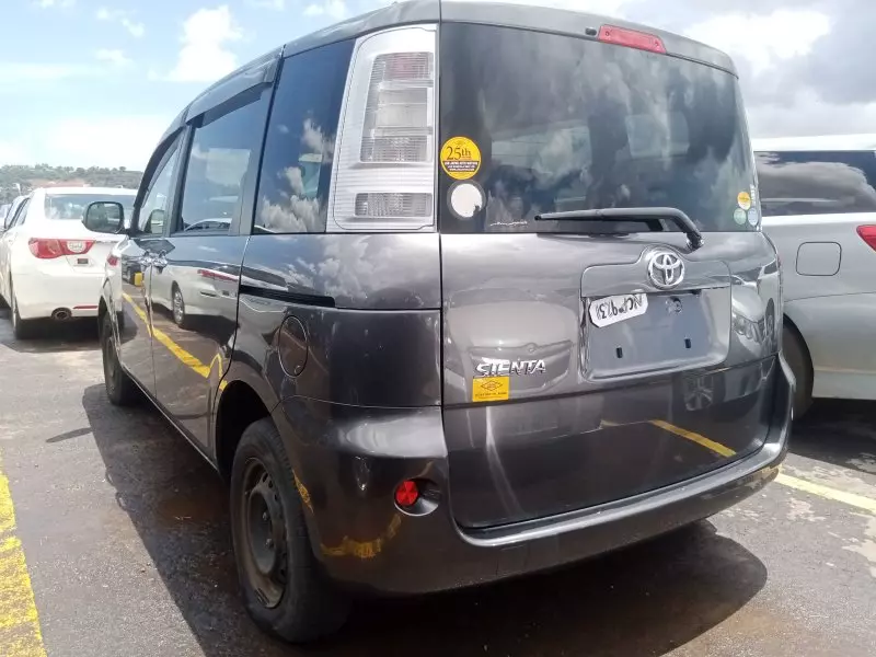 Toyota Sienta   - 2011