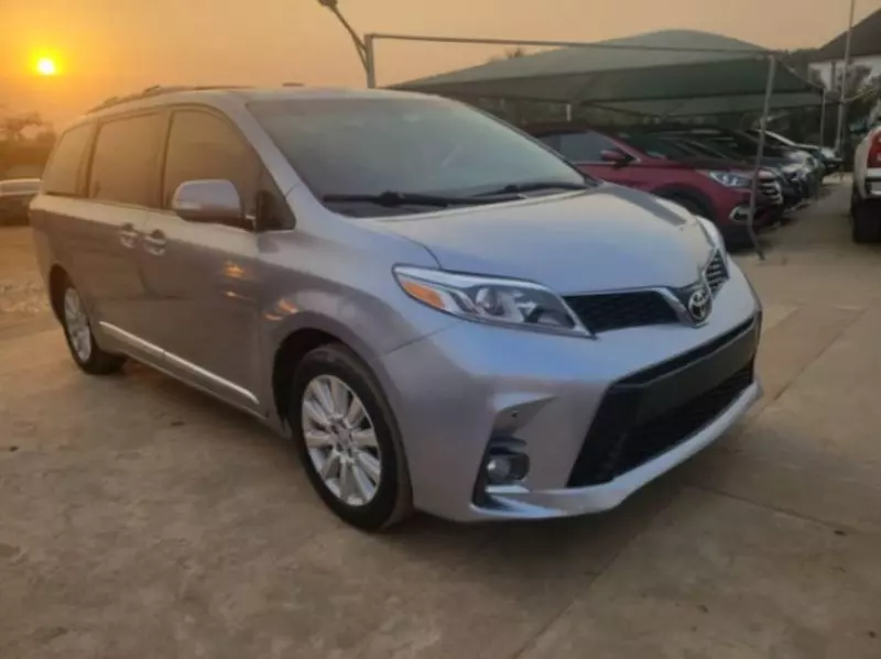 Toyota Sienna   - 2017