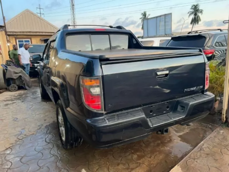 Honda Ridgeline   - 2011