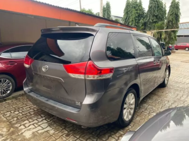 Toyota Sienna   - 2011
