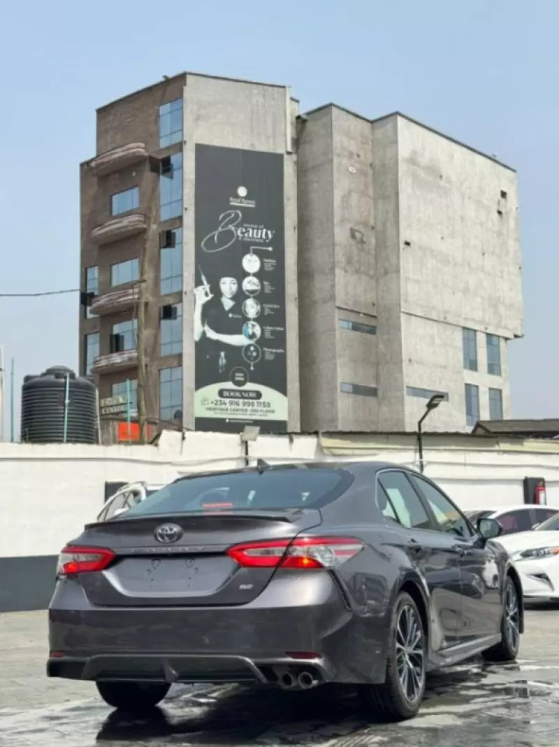 Toyota Camry   - 2019