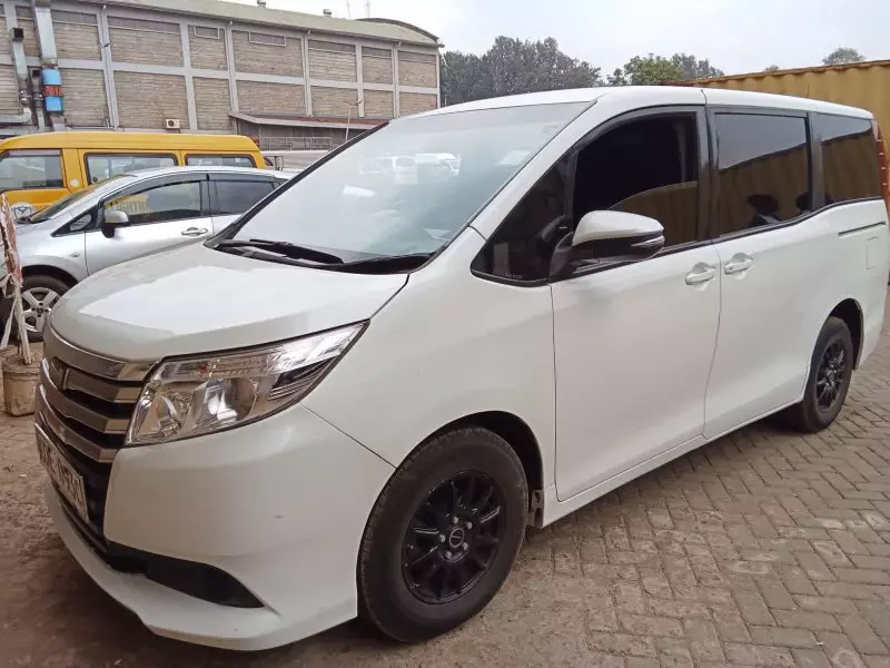 Toyota Noah   - 2014