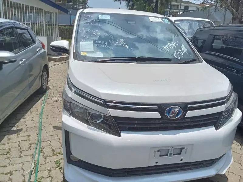 Toyota Voxy Hybrid   - 2016