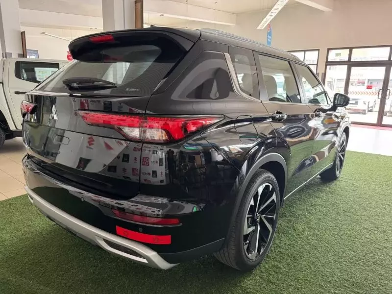 Mitsubishi Outlander GLX   - 2025