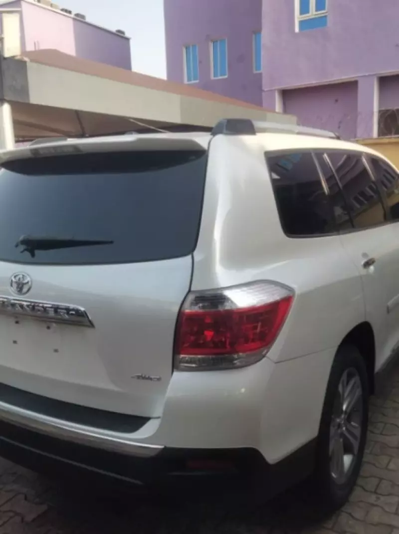 Toyota Highlander   - 2011