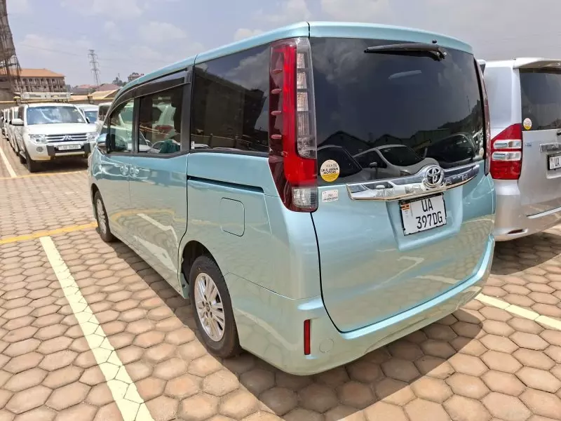 Toyota Noah   - 2016