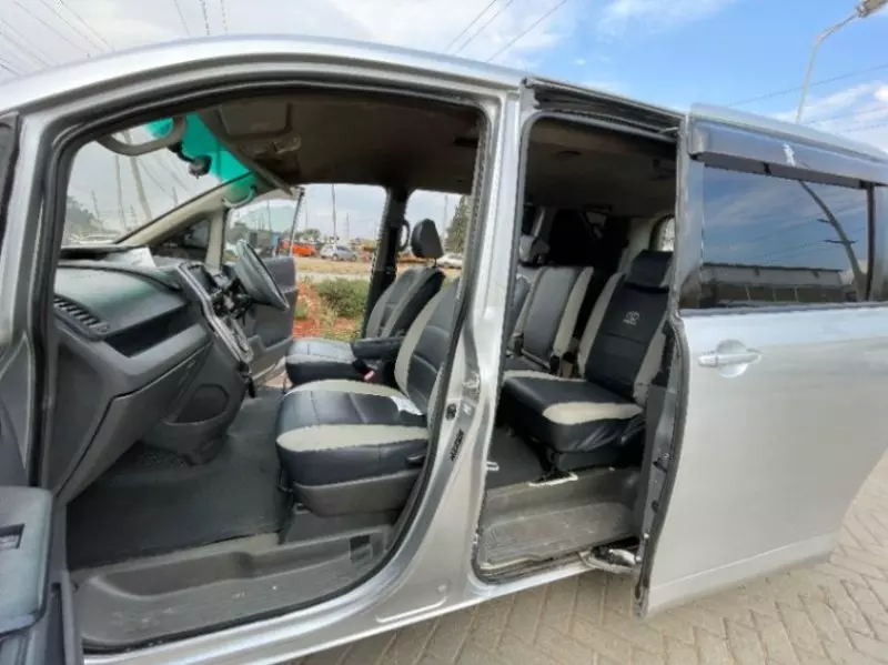 Toyota Noah   - 2008