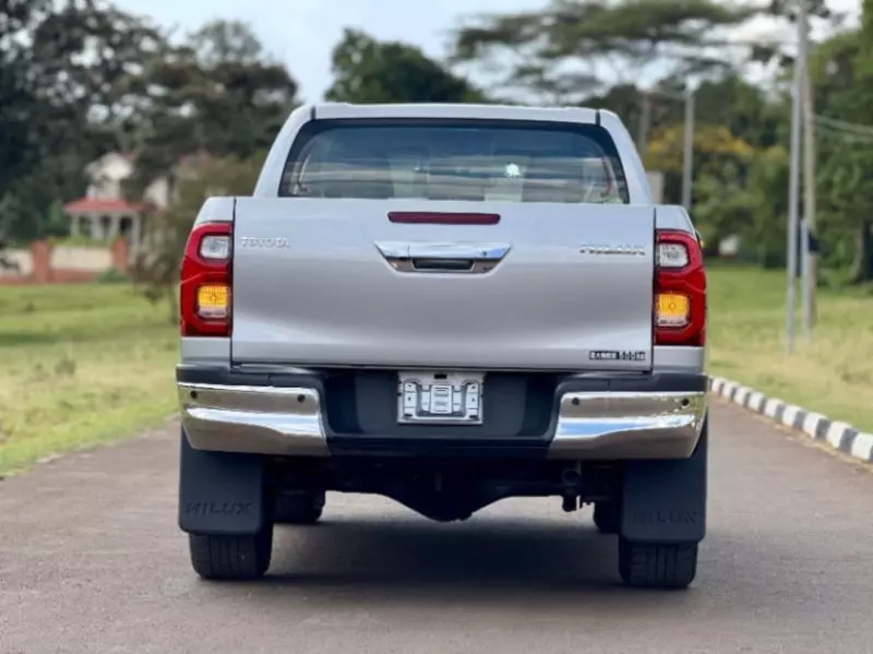 Toyota Hilux    - 2020